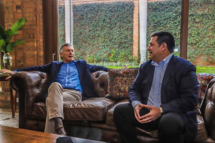 El efusivo saludo de Cartes y Macri, sin respetar protocolos de Salud